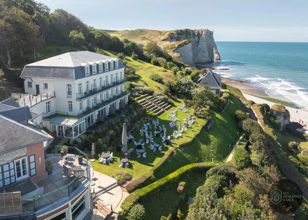 Vue extérieure de l'hôtel Detective Hotel à Etretat en Normandie