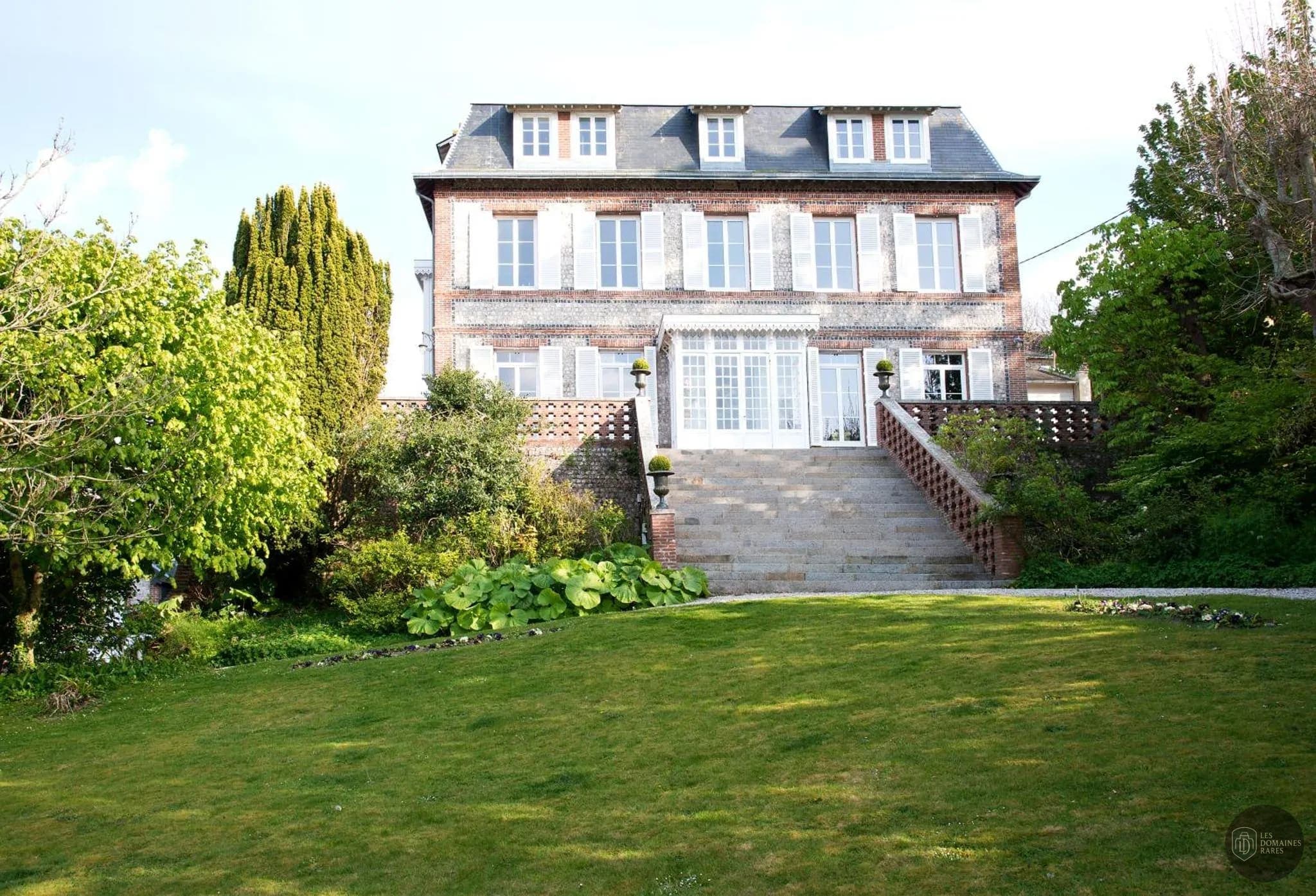 Vue extérieure de l'hôtel Detective Hotel à Etretat en Normandie