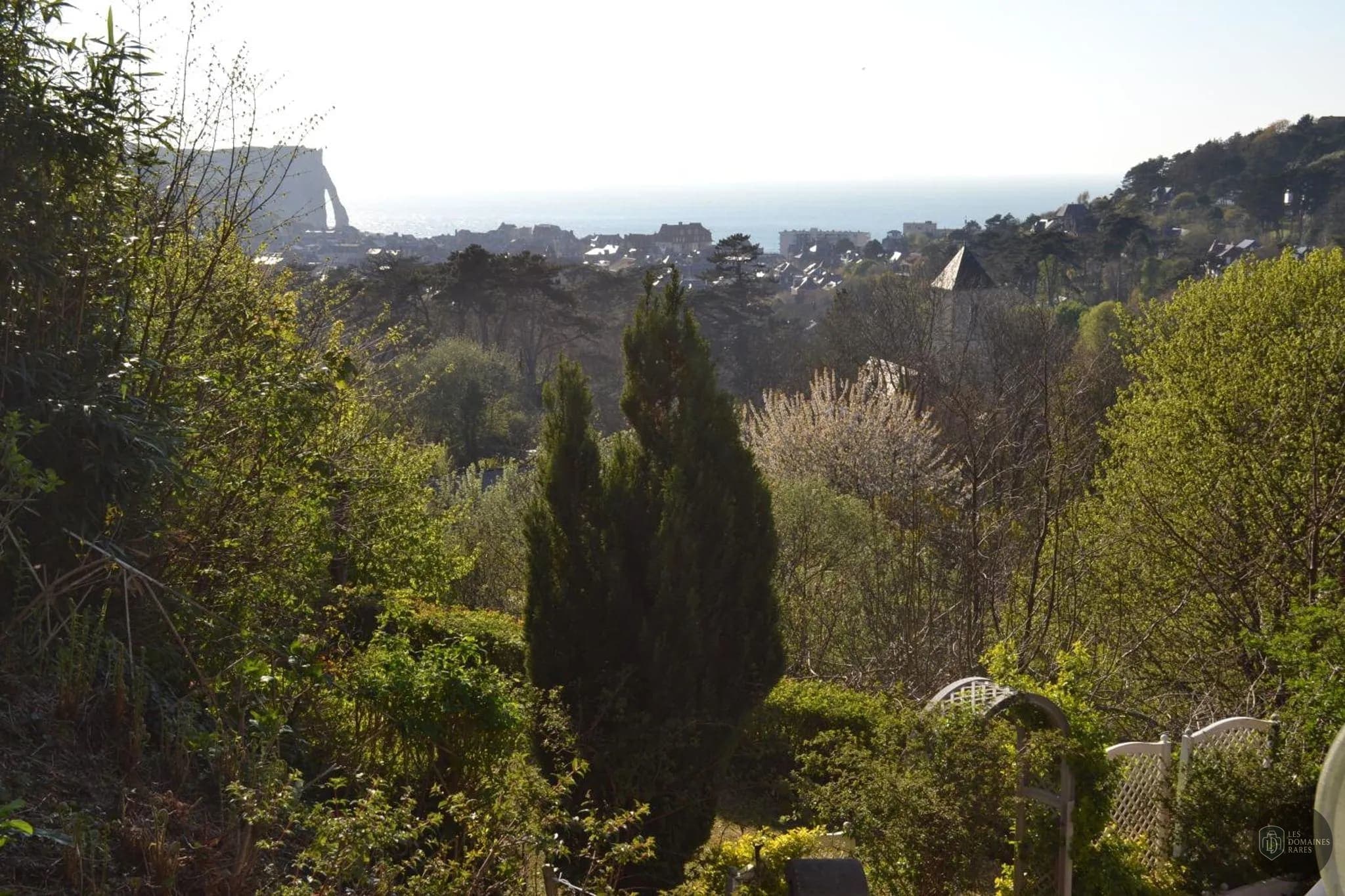 Vue extérieure de l'hôtel Detective Hotel à Etretat en Normandie