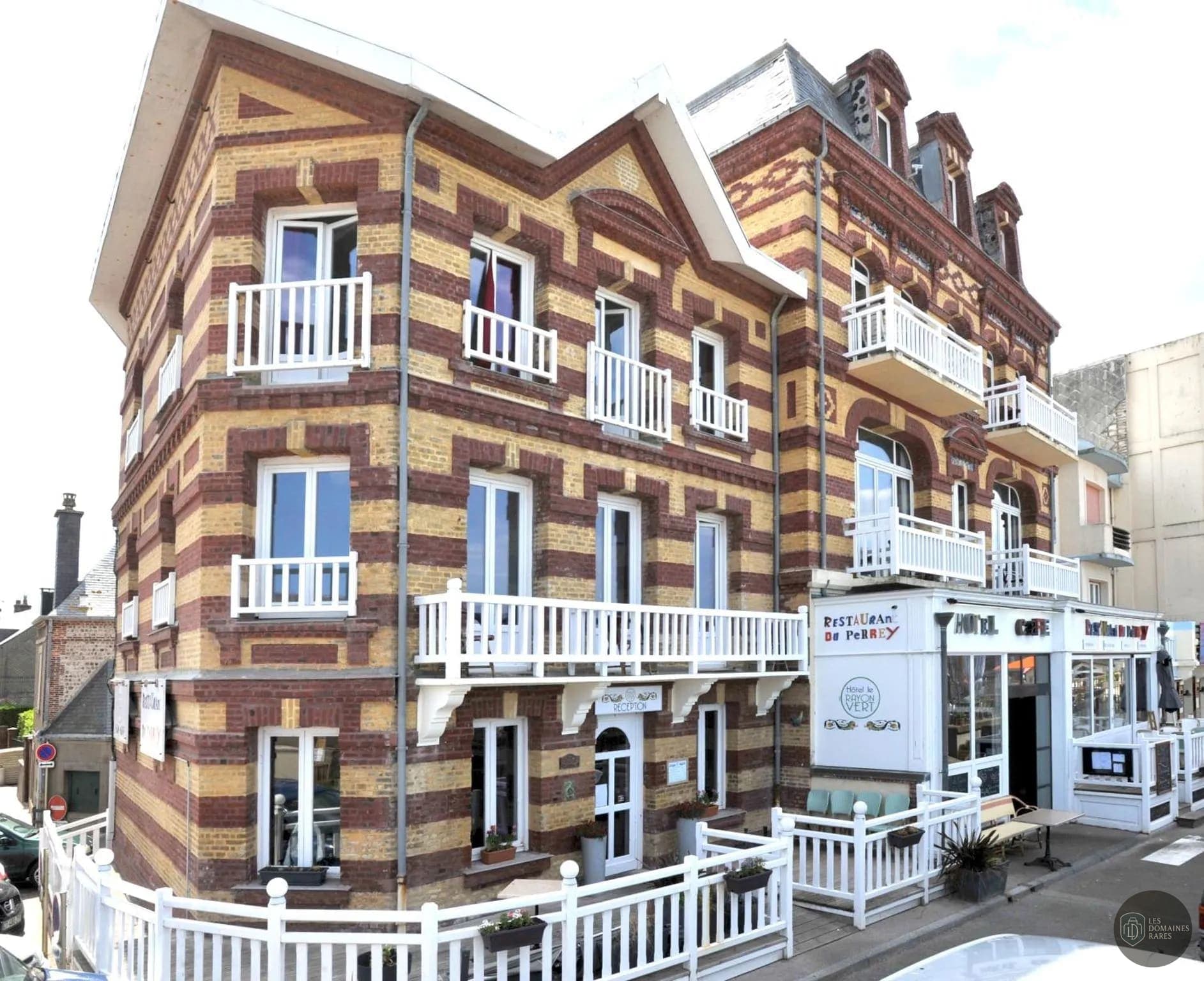 Vue extérieure de l'hôtel Detective Hotel à Etretat en Normandie