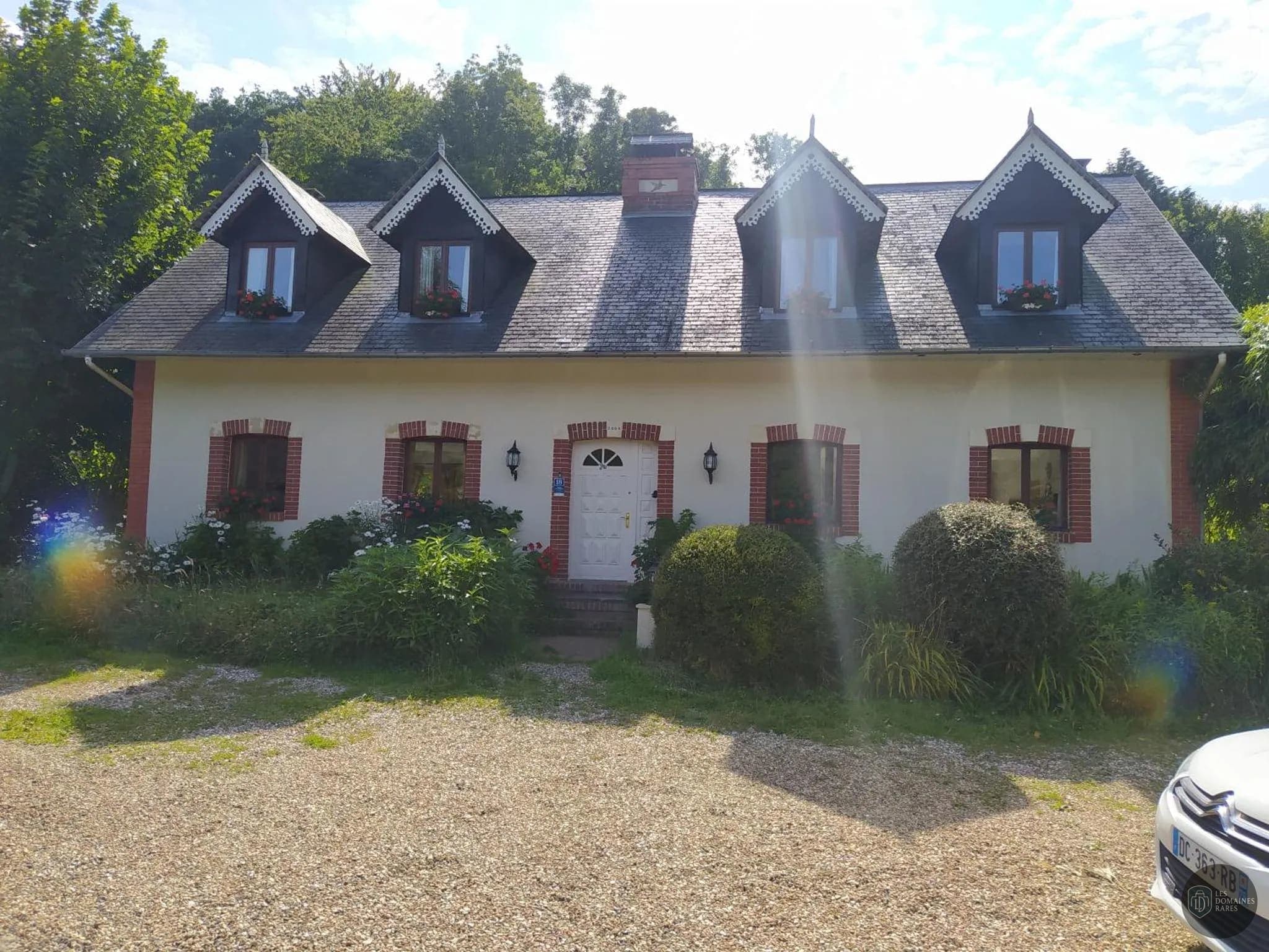 Vue extérieure de l'hôtel Detective Hotel à Etretat en Normandie