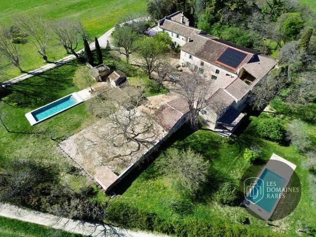 Vue extérieure du domaine Domaine Arbaud à Redessan en Occitanie