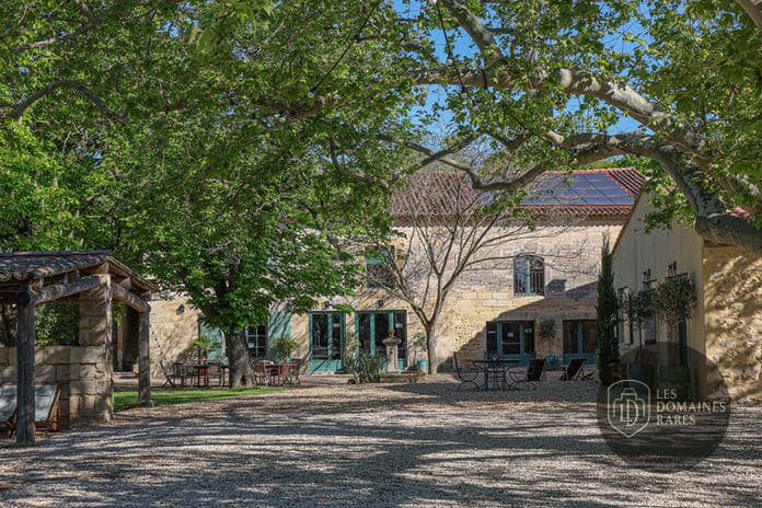Vue extérieure du domaine Domaine Arbaud à Redessan en Occitanie