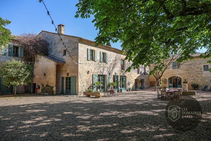 Vue extérieure du domaine Domaine Arbaud à Redessan en Occitanie