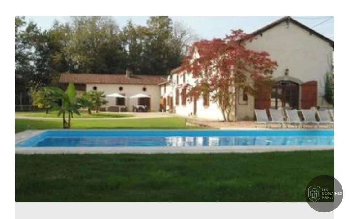 Vue extérieure du domaine Domaine Arros à Montégut en Occitanie