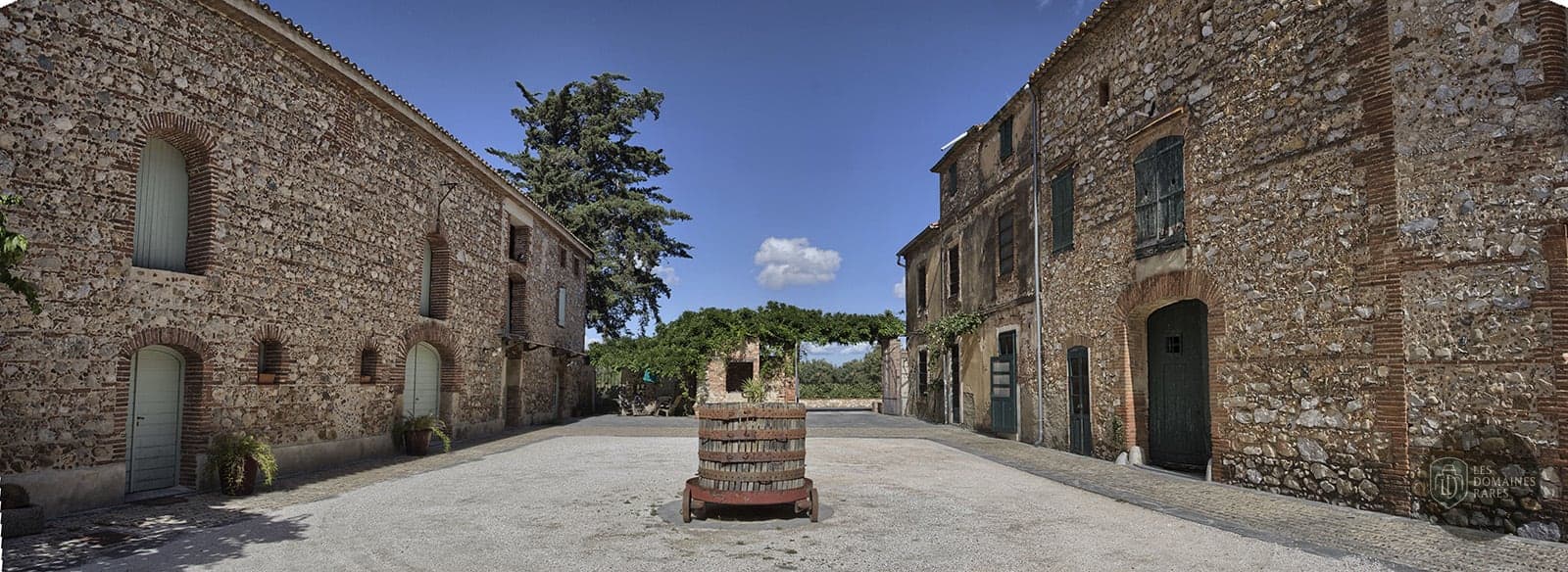 Vue extérieure du château Domaine Lauriga en Occitanie
