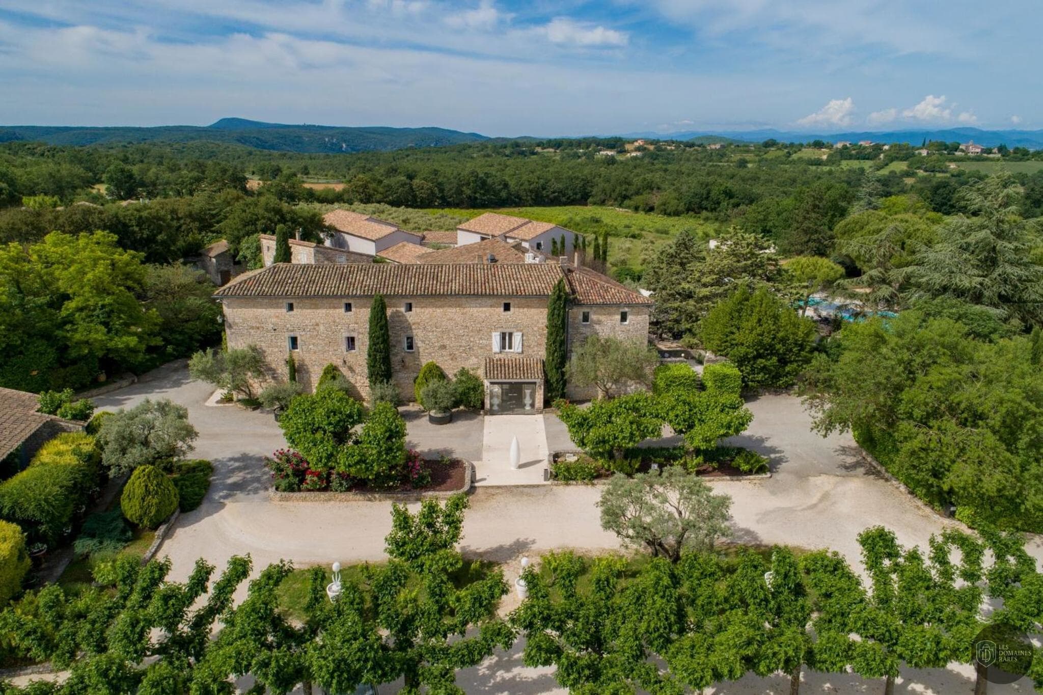 Vue extérieure du domaine Domaine Mas du Terme à Barjac en Occitanie