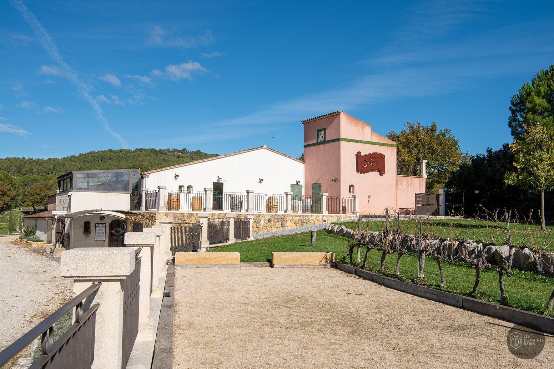 Vue extérieure du domaine Domaine Naïs à Rognes en Provence-Alpes-Côte d'Azur