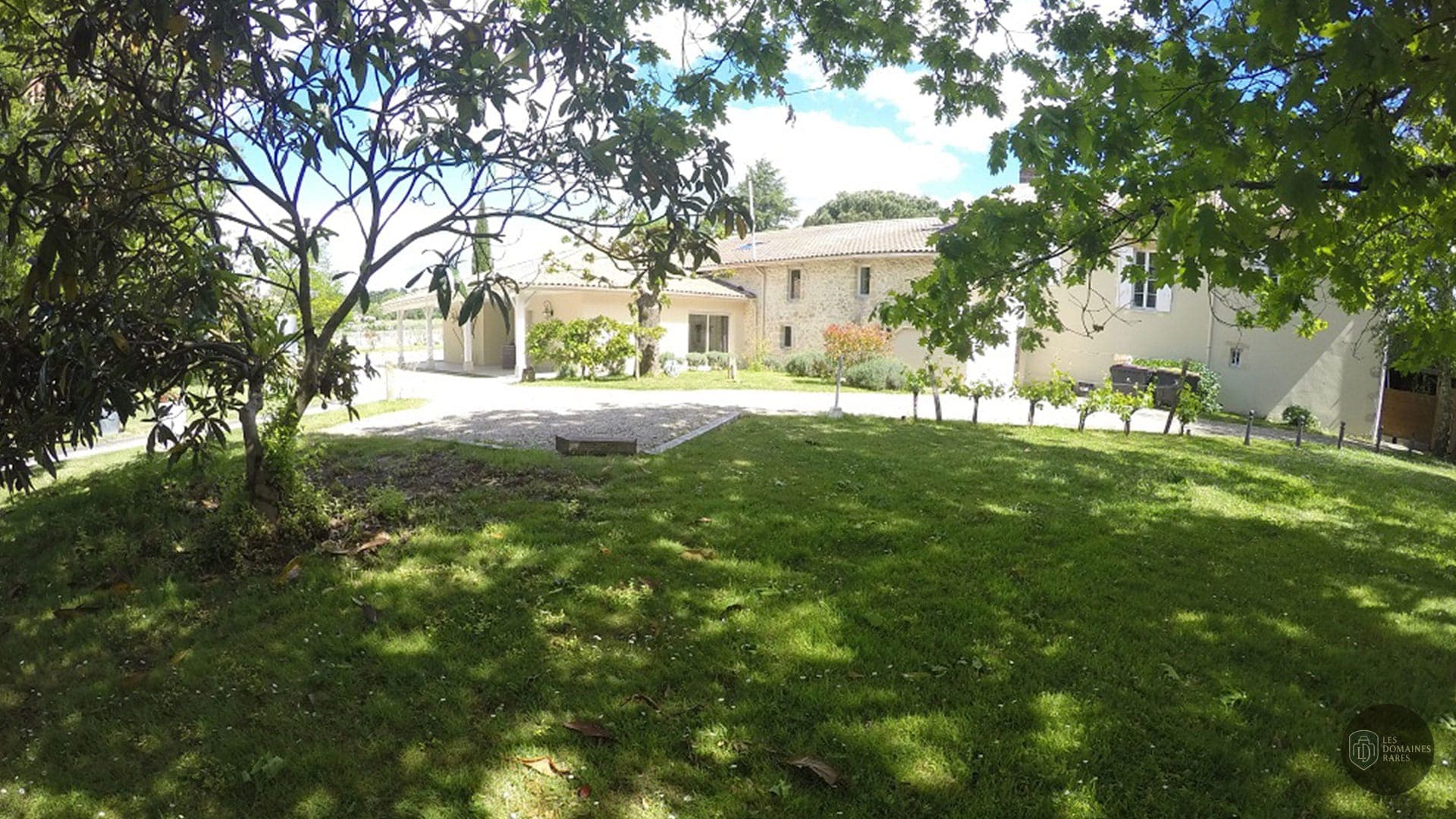 Vue extérieure du domaine Domaine Pascaud à Rions en Nouvelle-Aquitaine