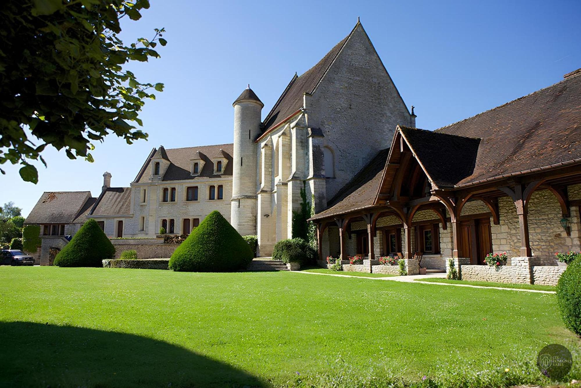 Vue extérieure du domaine Domaine Saint Germer à Reilly en Hauts-de-France