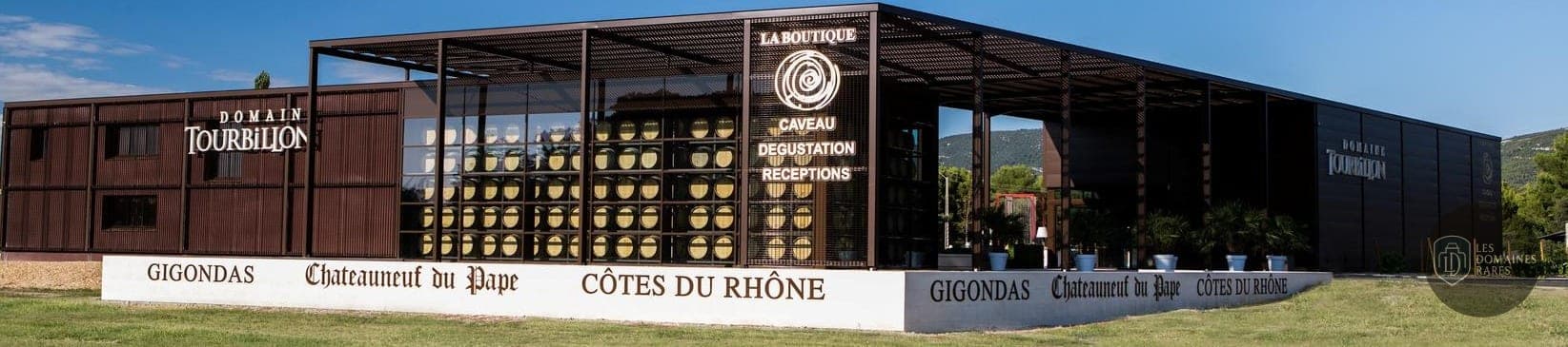 Vue extérieure du château Domaine Tourbillon à Lagnes en Provence-Alpes-Côte d'Azur