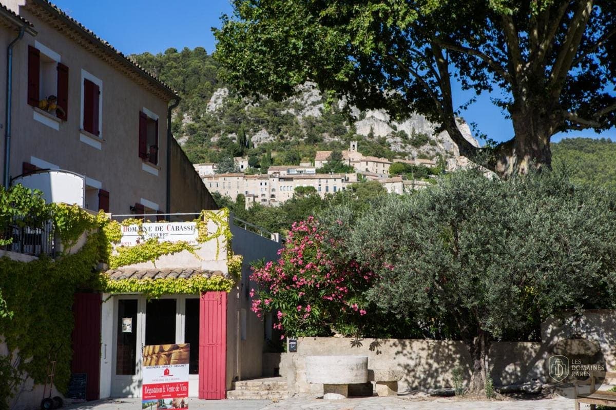 Vue extérieure du domaine Domaine de Cabasse à Séguret en Provence-Alpes-Côte d'Azur