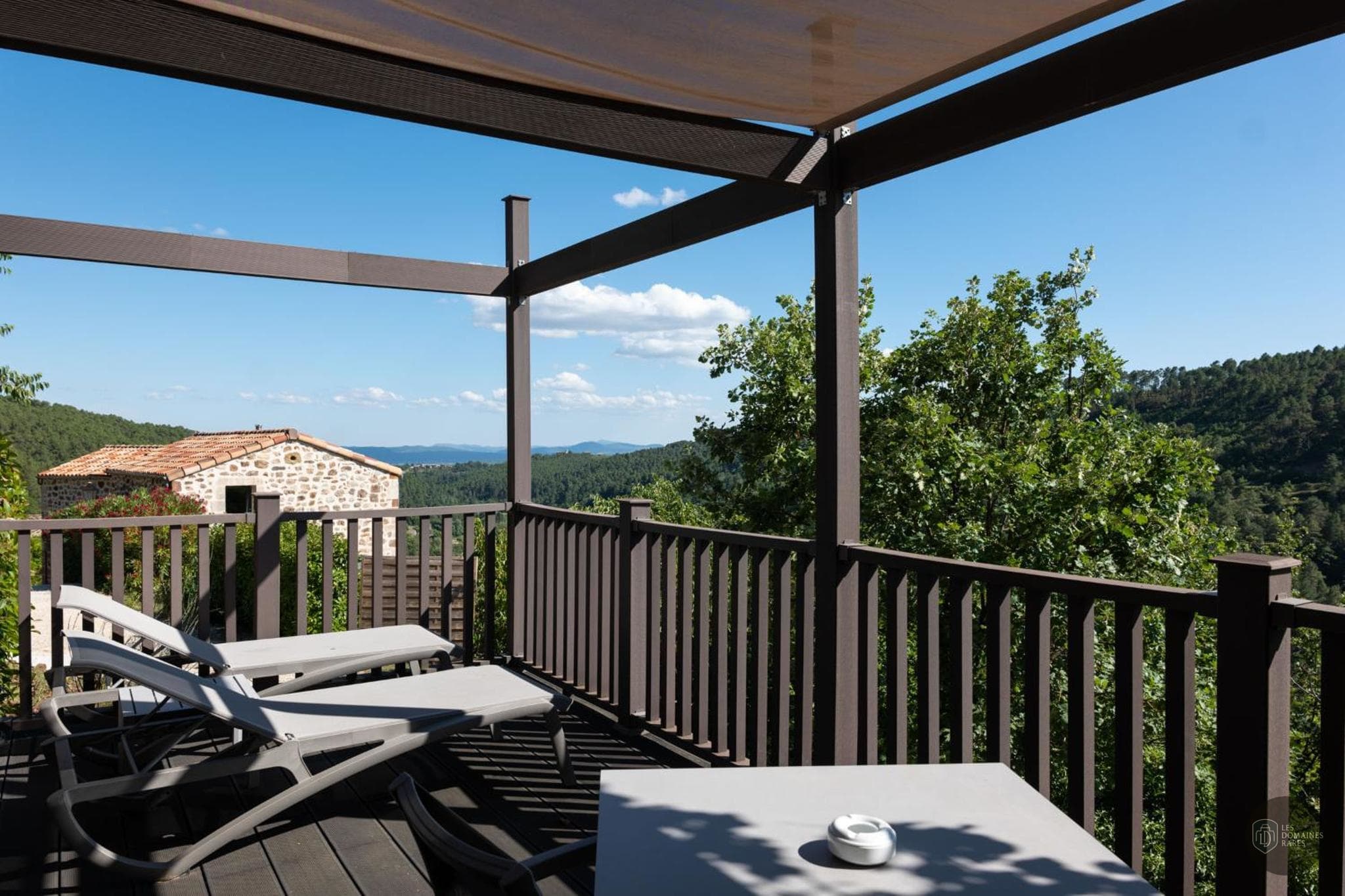 Vue du domaine Domaine de Chalvêches à Faugères en Auvergne-Rhône-Alpes