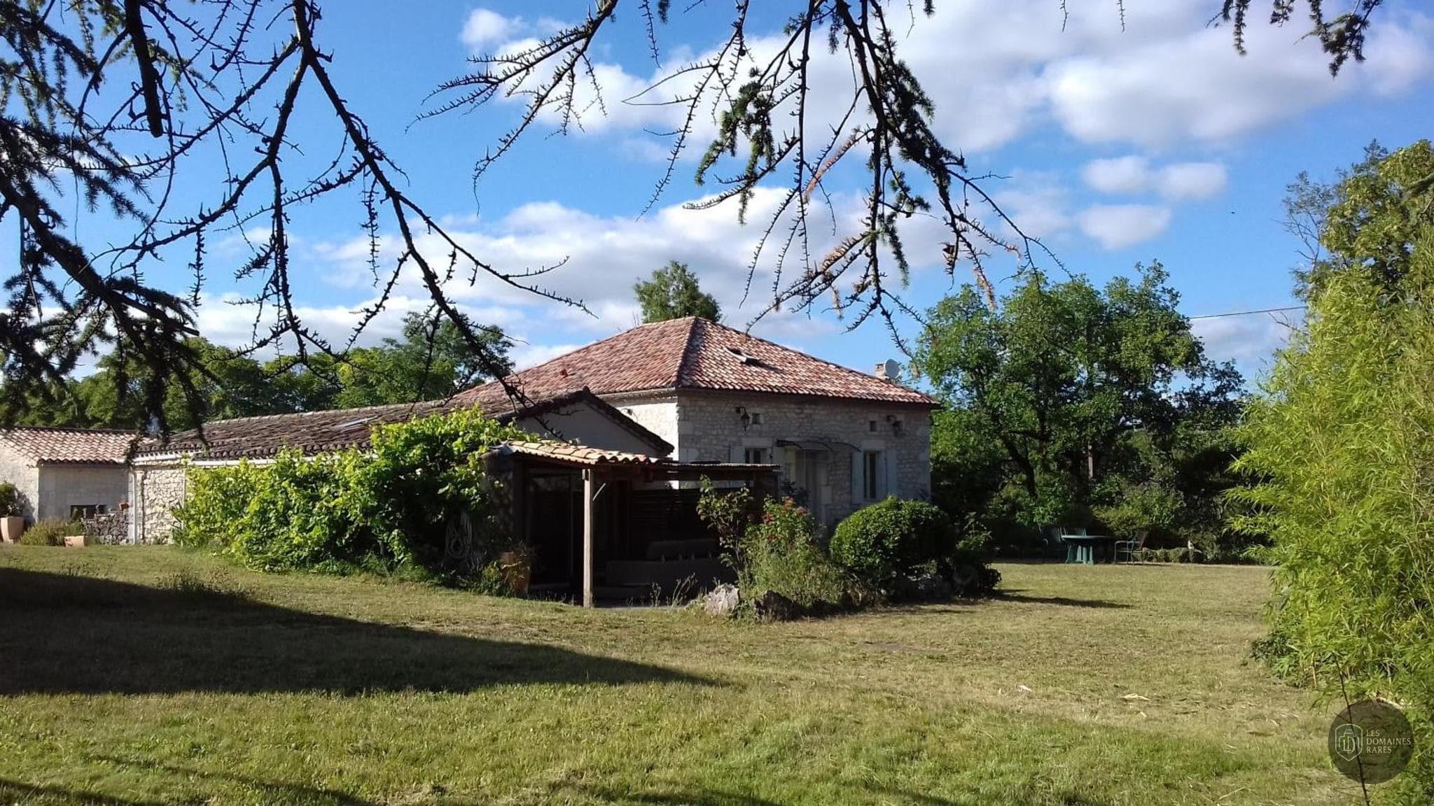 Vue extérieure du domaine Domaine de Contre à Urzy en Bourgogne-Franche-Comté
