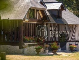 Façade à colombages avec fleurs