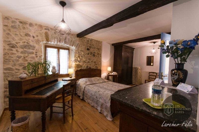 Chambre du domaine Domaine de L'Abéale à Alboussière en Auvergne-Rhône-Alpes - séminaire alboussière, france