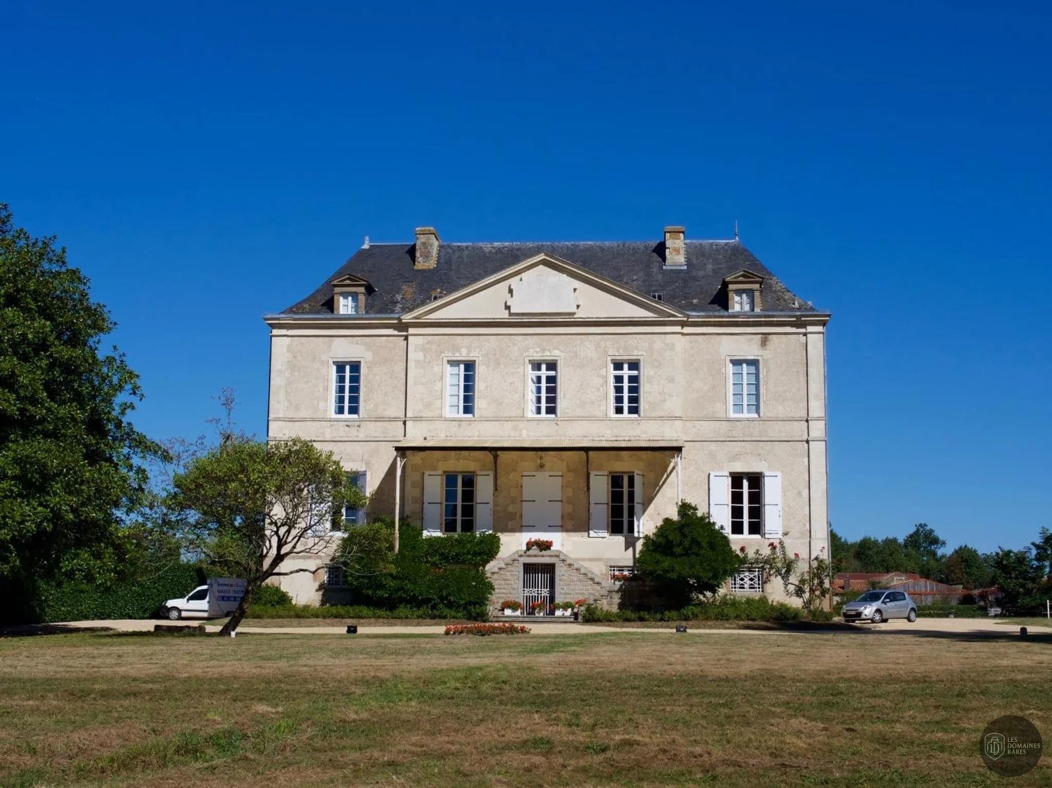 Vue extérieure du domaine Domaine de La Corbe à Bournezau en Pays de la Loire