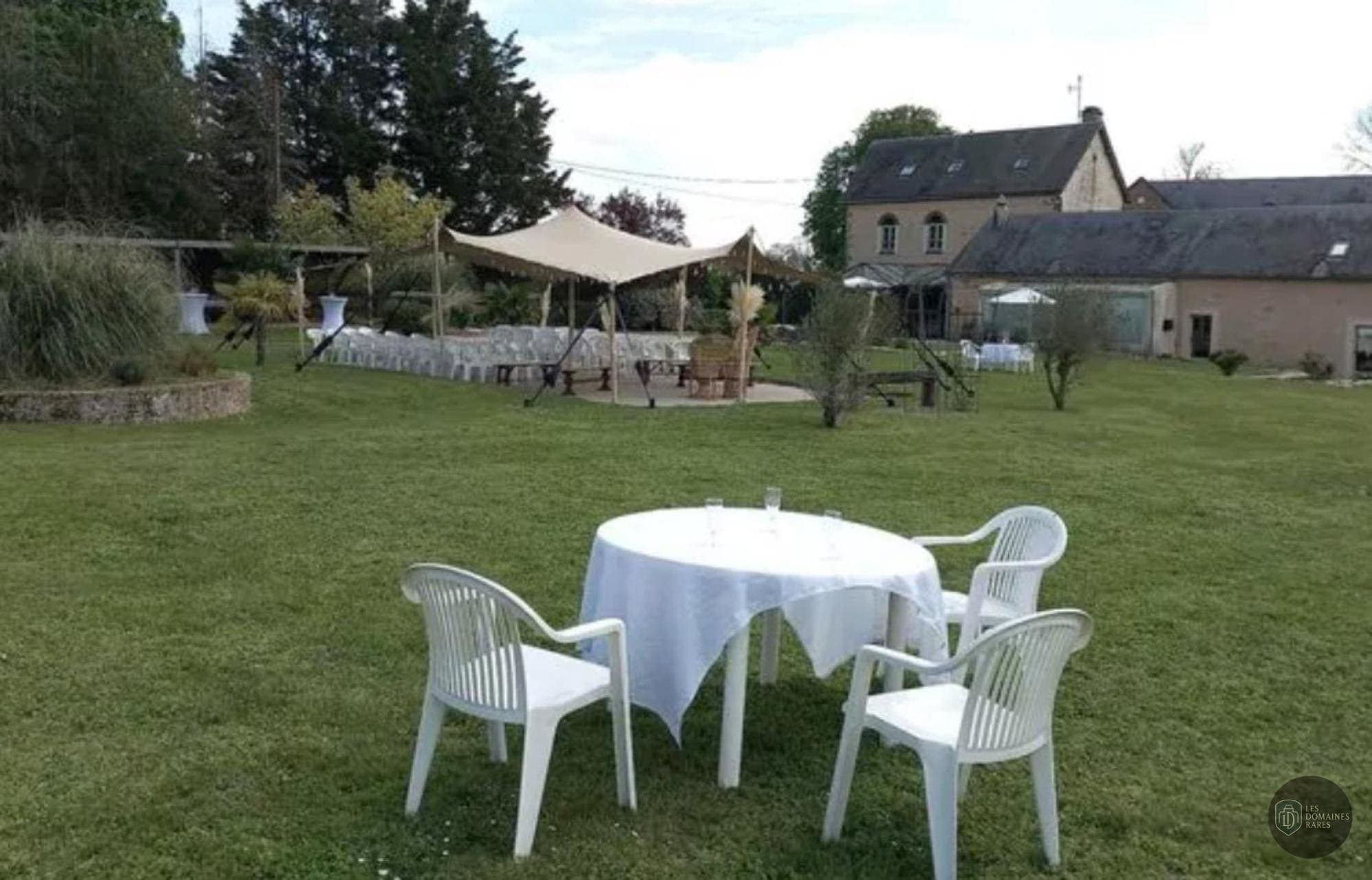 Vue extérieure du domaine Domaine de Meslay en Pays de la Loire