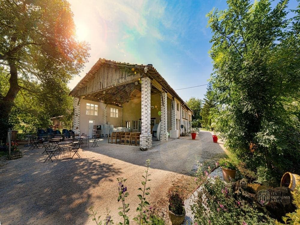 Vue extérieure du domaine Domaine de Miraval à Bellesserre en Occitanie