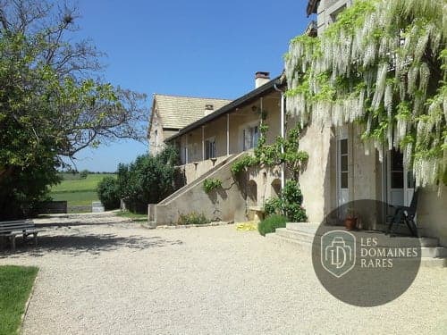 Vue extérieure du domaine Domaine de Morlay en Bourgogne-Franche-Comté