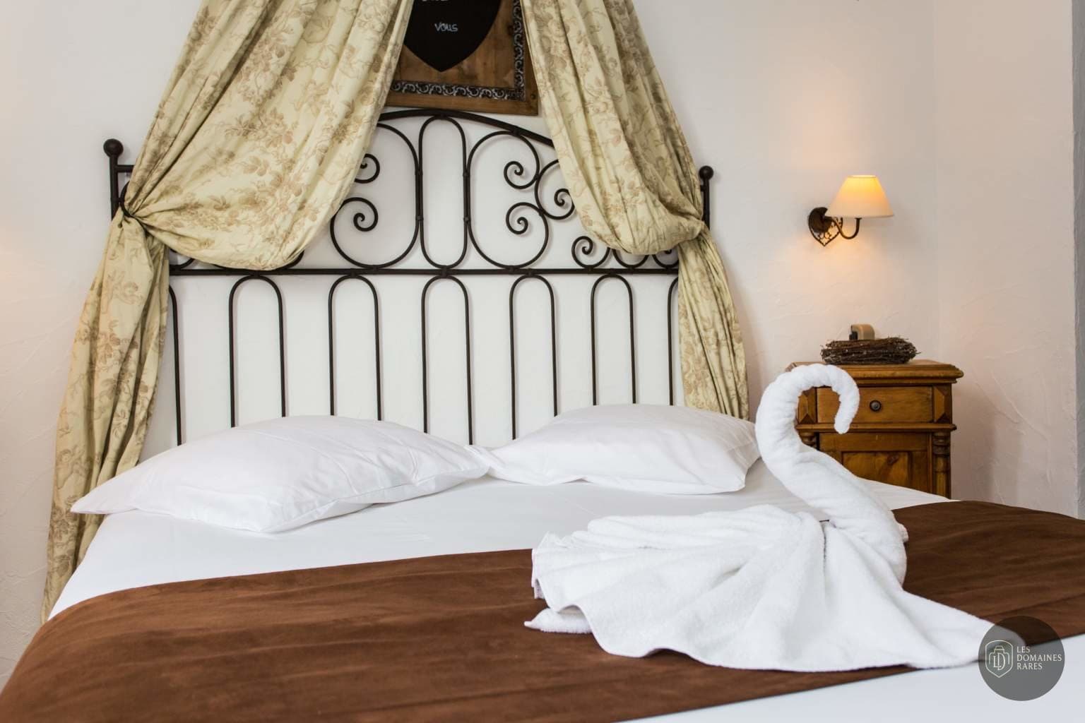 Chambre avec lit et décoration cygne