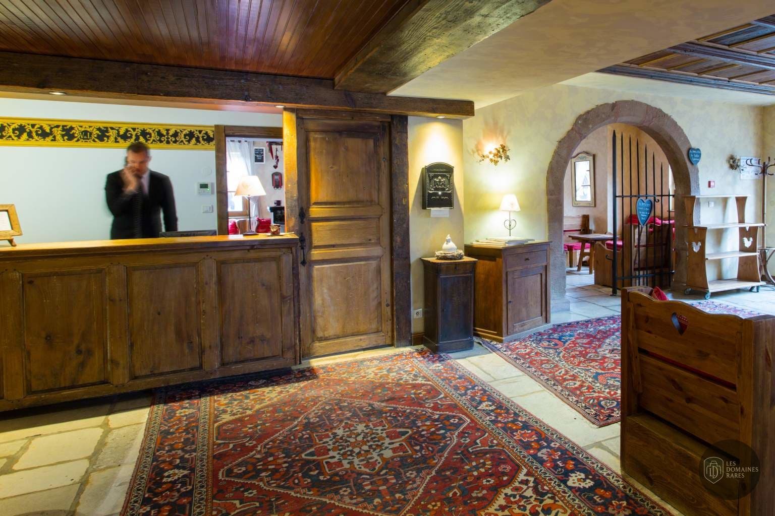 Réception de l'hôtel avec accueil
