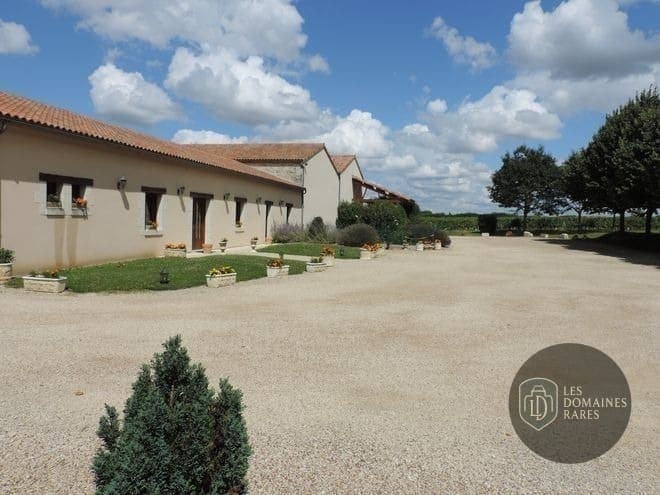 Vue extérieure du domaine Domaine de Villemont à Mirebeau en Nouvelle-Aquitaine