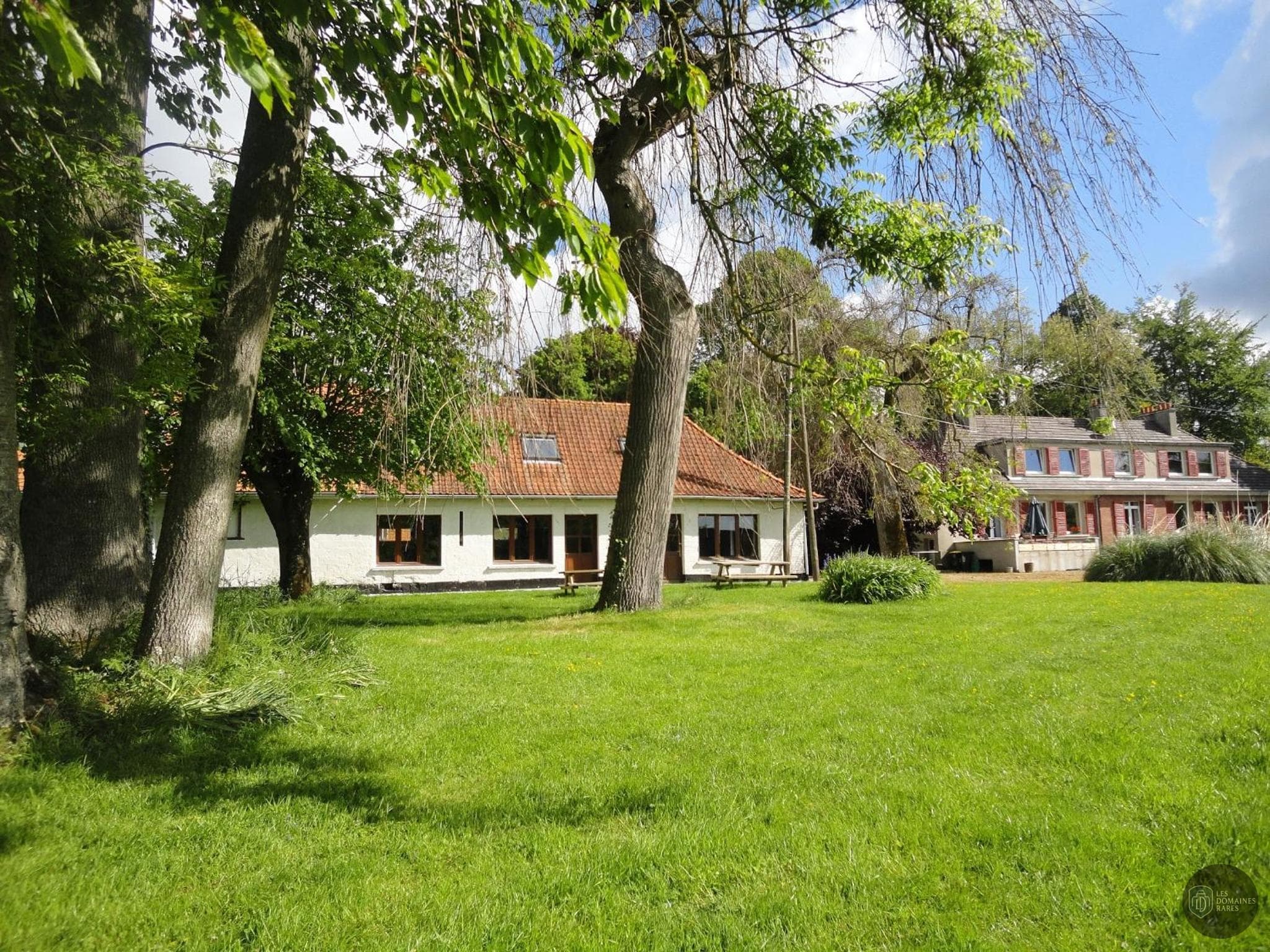Vue extérieure de la ferme Domaine de Wolphus à Zouafques en Hauts-de-France