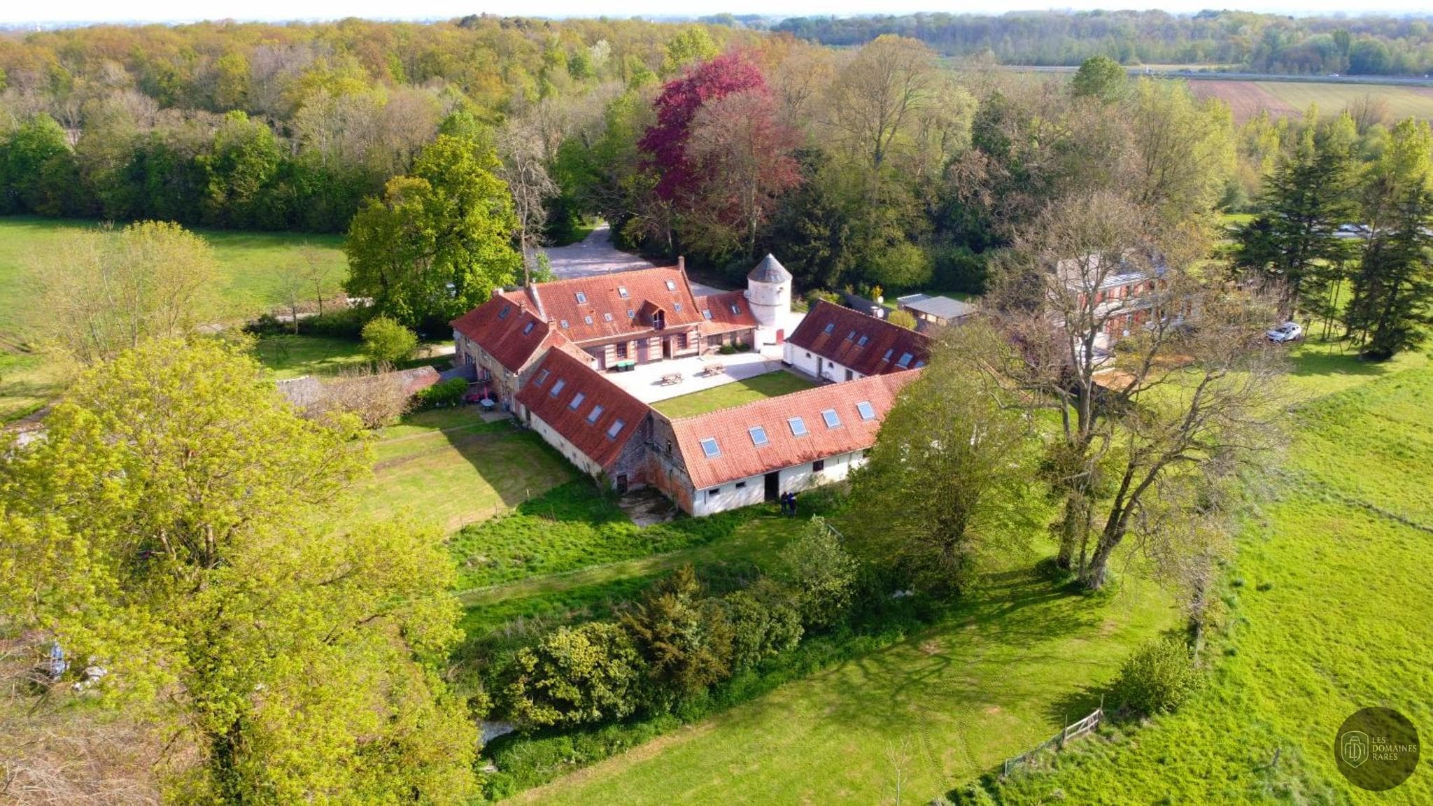 Vue extérieure de la ferme Domaine de Wolphus à Zouafques en Hauts-de-France