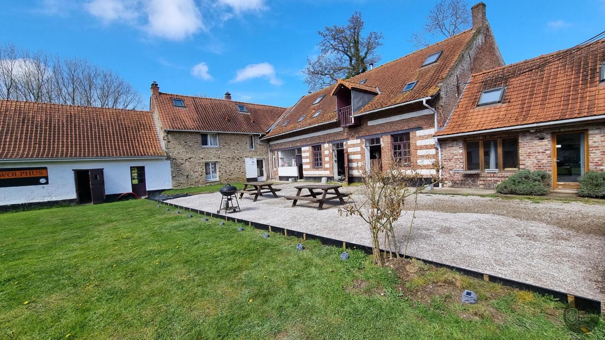 Vue extérieure de la ferme Domaine de Wolphus à Zouafques en Hauts-de-France