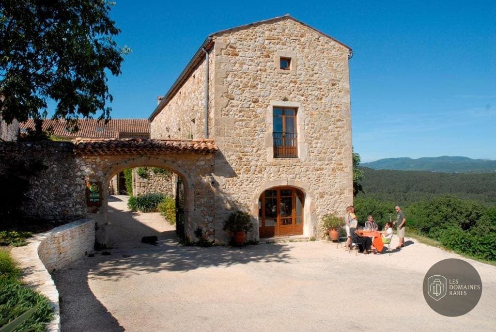 Vue extérieure du domaine Domaine de l'Astic à Vagnas en Auvergne-Rhône-Alpes