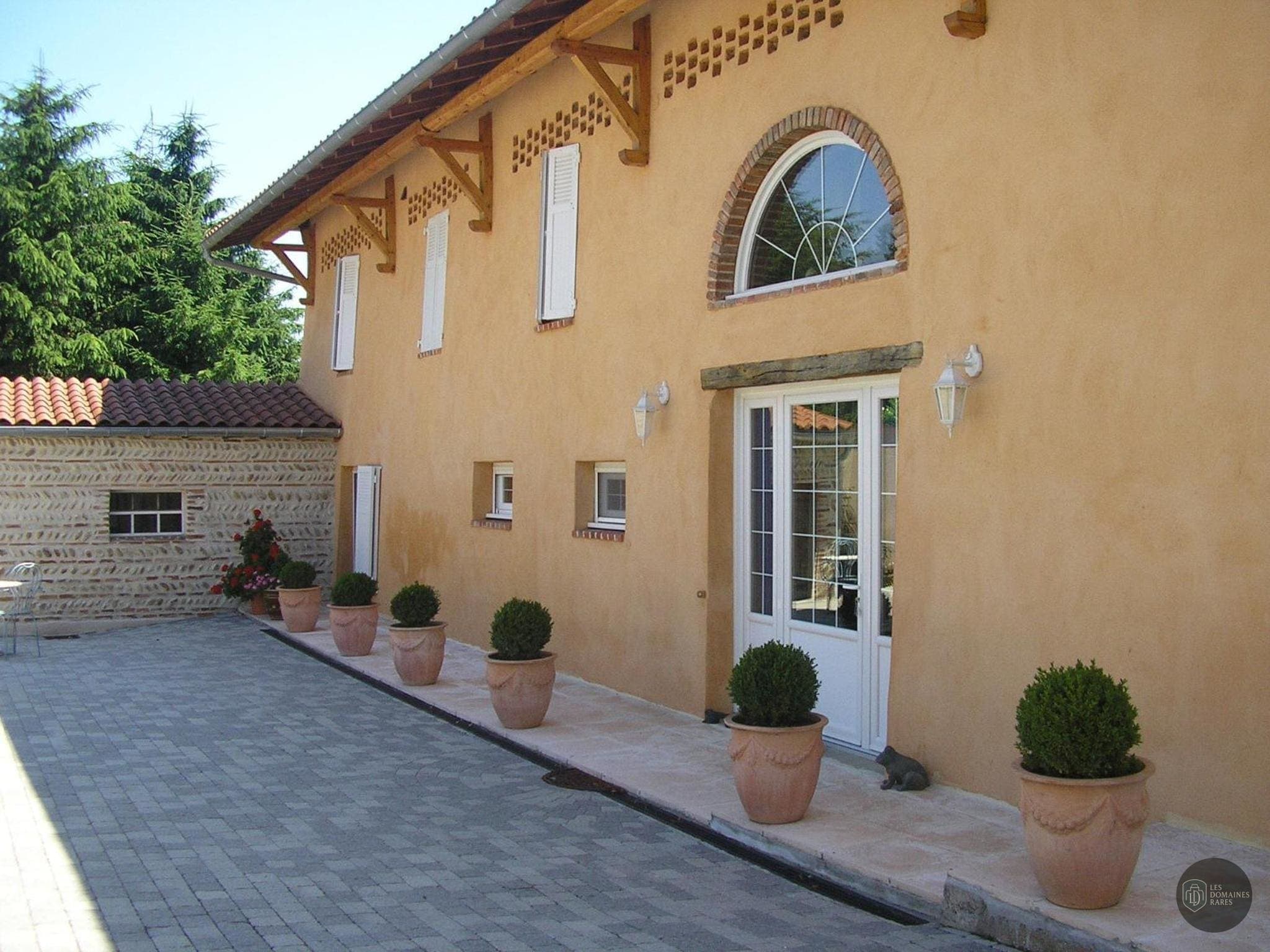 Domaine de la Dombes — Extérieur