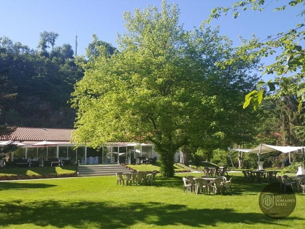 Vue extérieure du domaine Domaine de la Palle à Pontgibaud en Auvergne-Rhône-Alpes