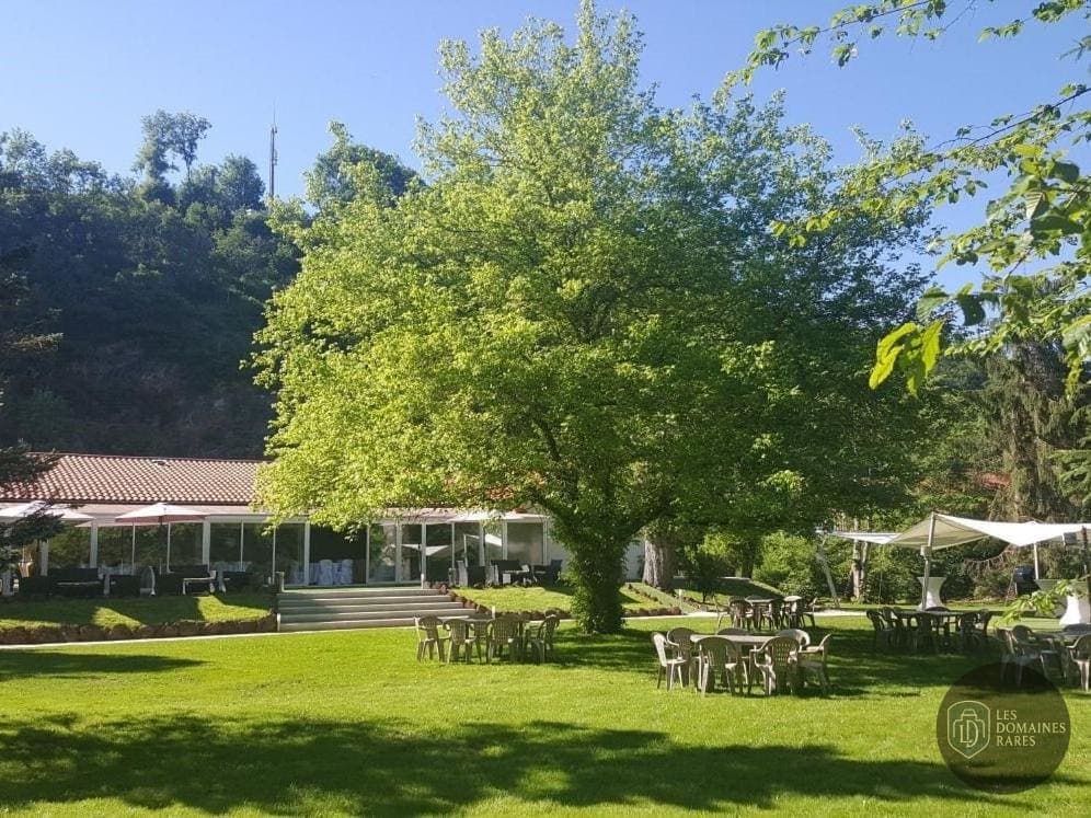 Vue extérieure du domaine Domaine de la Palle à Pontgibaud en Auvergne-Rhône-Alpes
