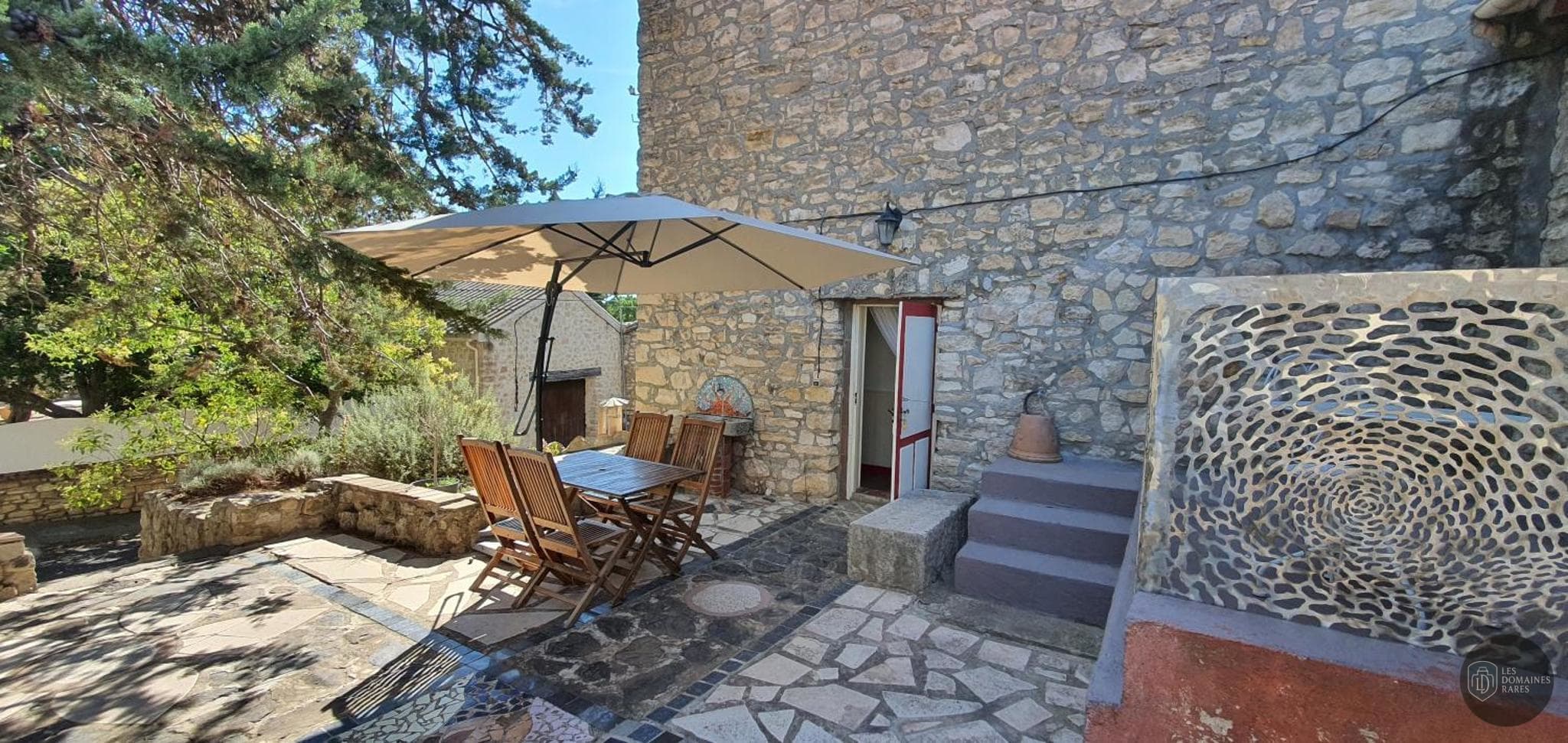 Vue extérieure du domaine Domaine de la Pierre à Coudrecieux en Pays de la Loire
