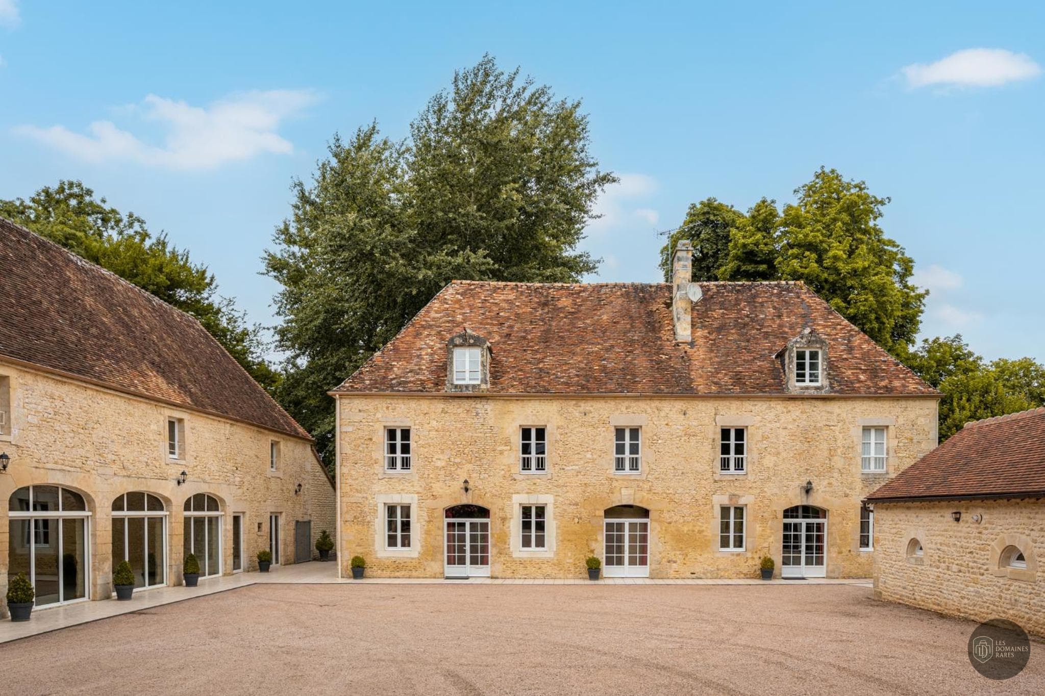 Vue extérieure du château Domaine de la Tour en Normandie