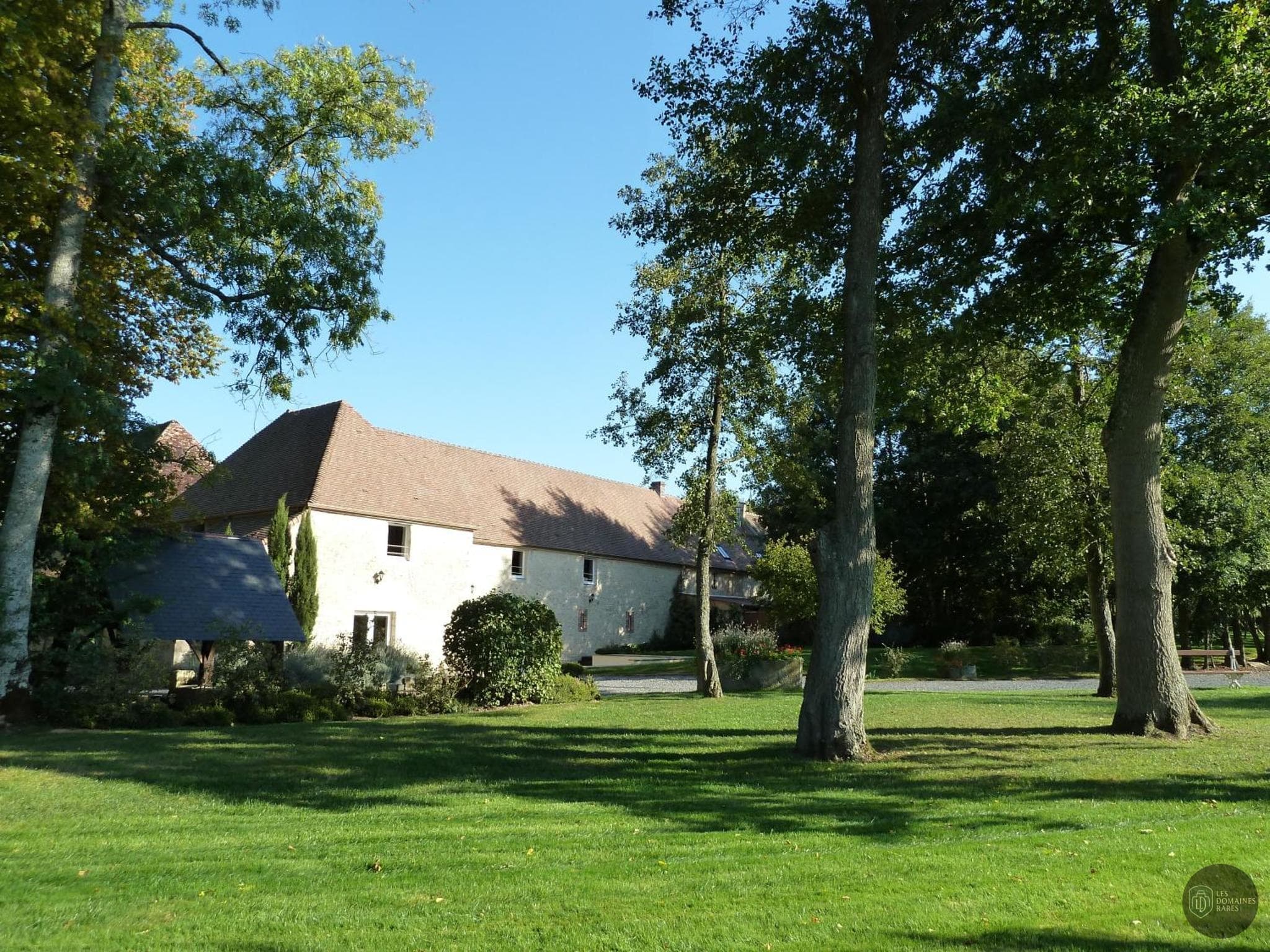 Vue extérieure du château Domaine de la Tour en Normandie