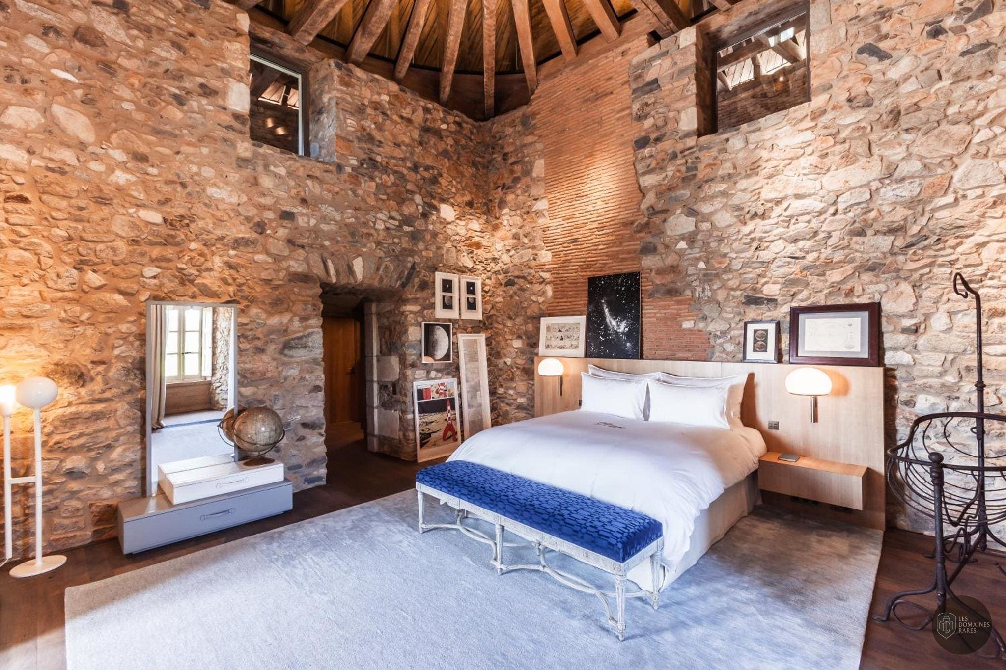Vue extérieure du château Domaine des Etangs à Massignac en Nouvelle-Aquitaine