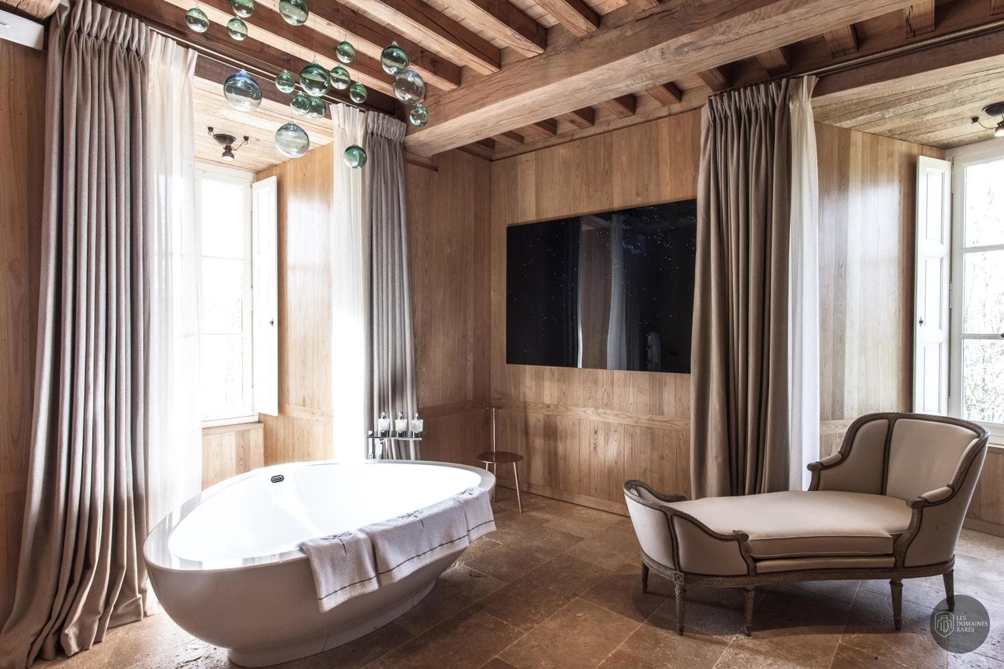 Vue extérieure du château Domaine des Etangs à Massignac en Nouvelle-Aquitaine