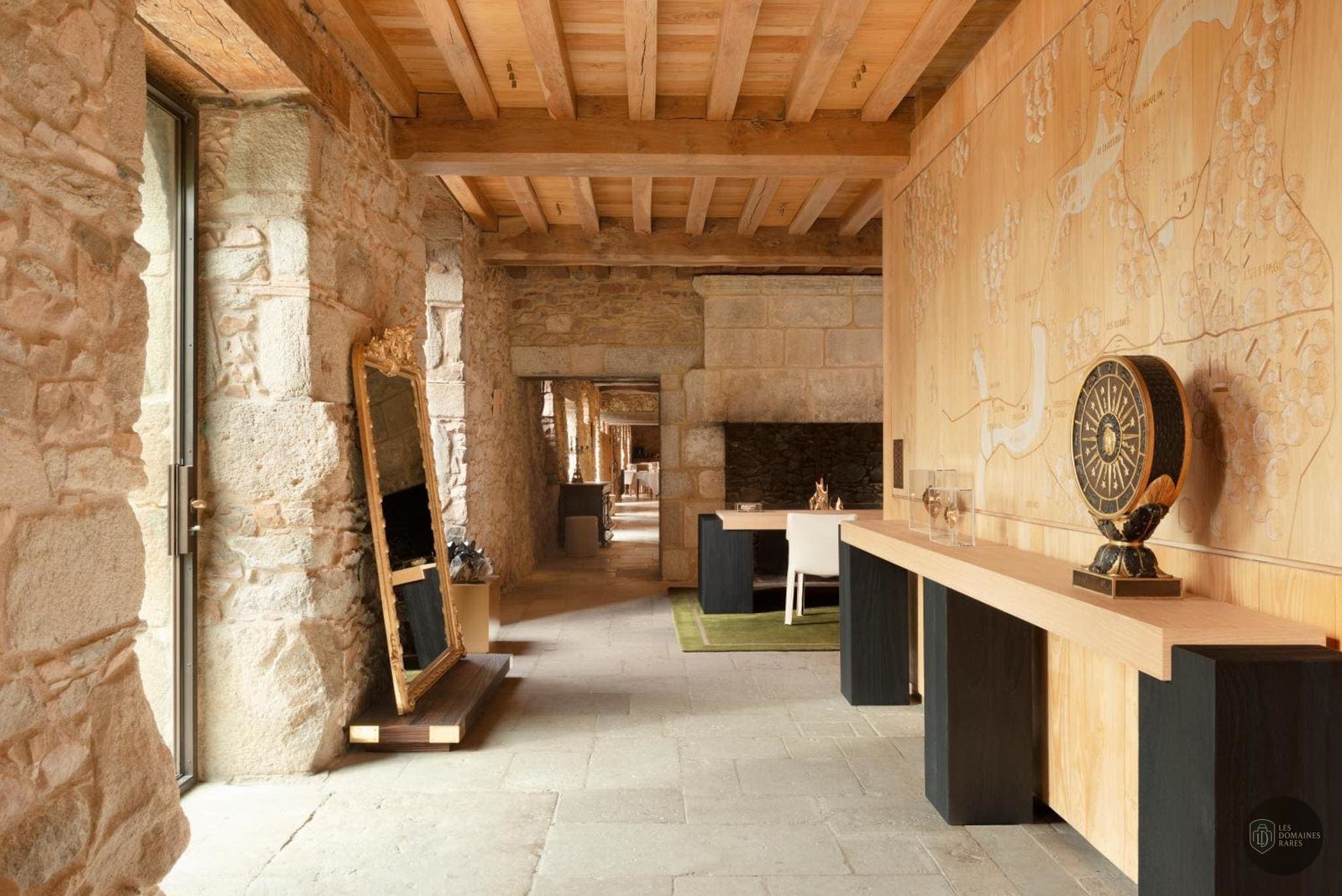 Vue extérieure du château Domaine des Etangs à Massignac en Nouvelle-Aquitaine