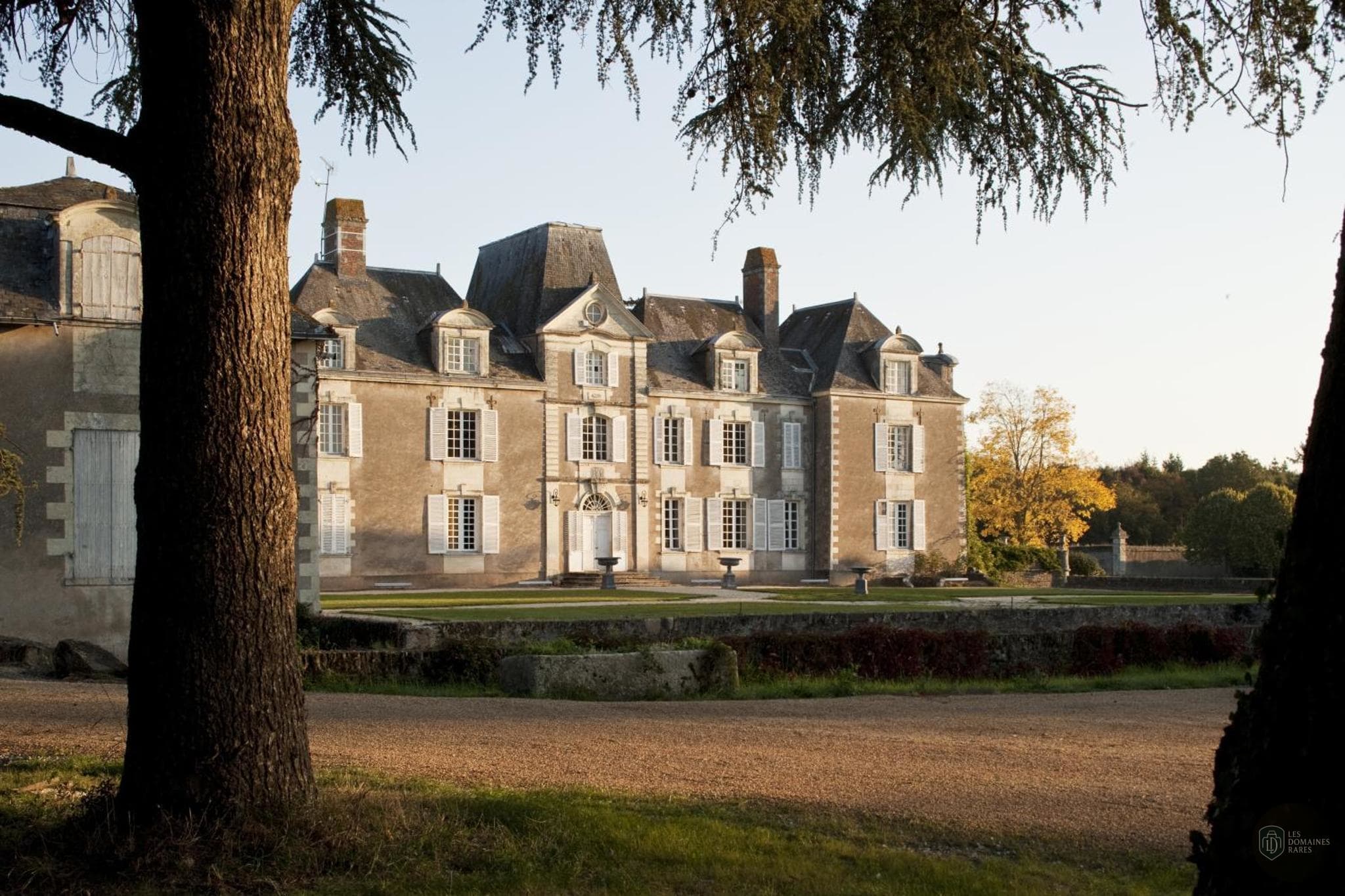 Vue extérieure du château Domaine des Lys à Ancenis en Pays de la Loire