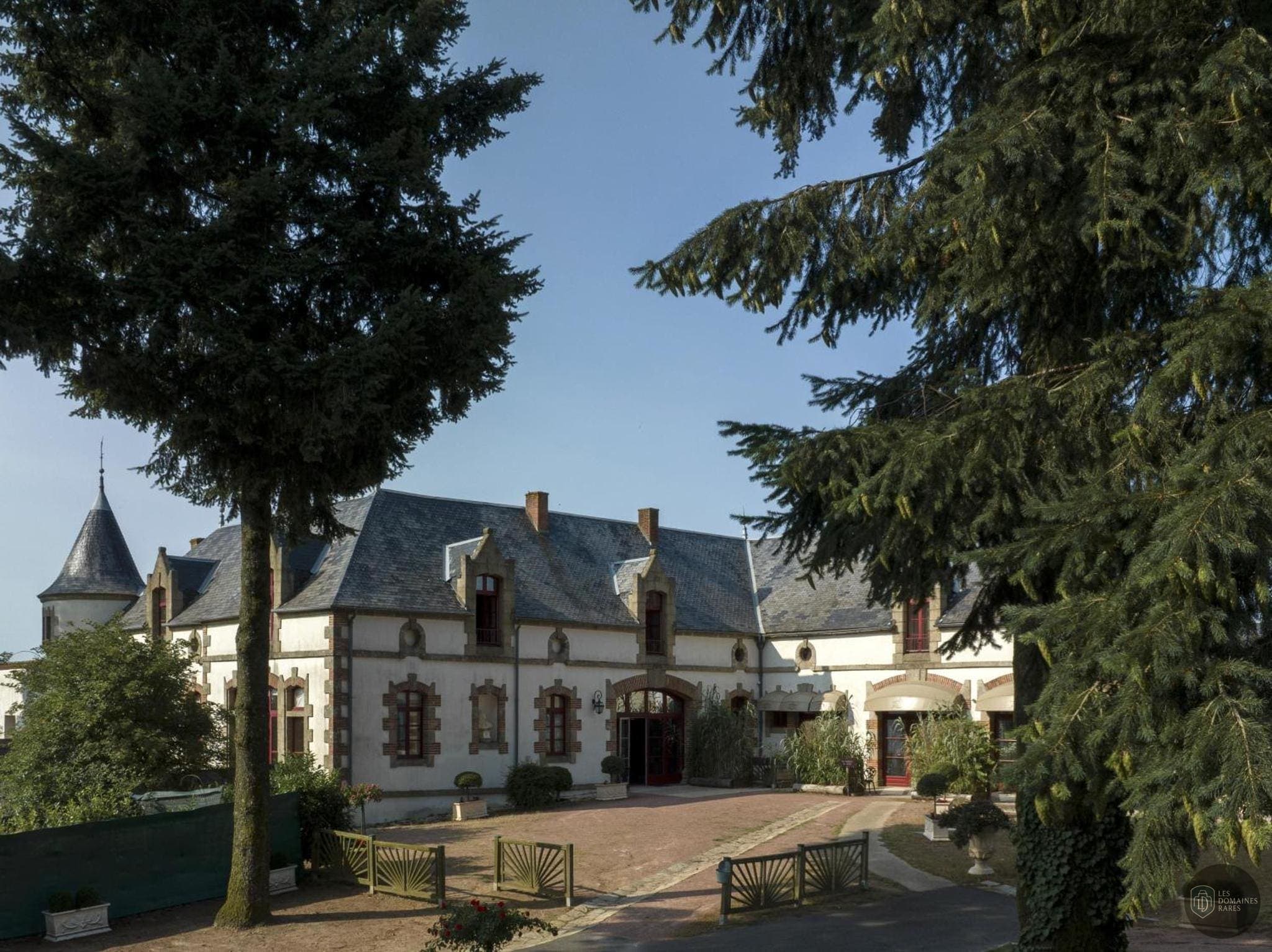 Vue extérieure du domaine Domaine du Boisniard à Chambretaud en Pays de la Loire