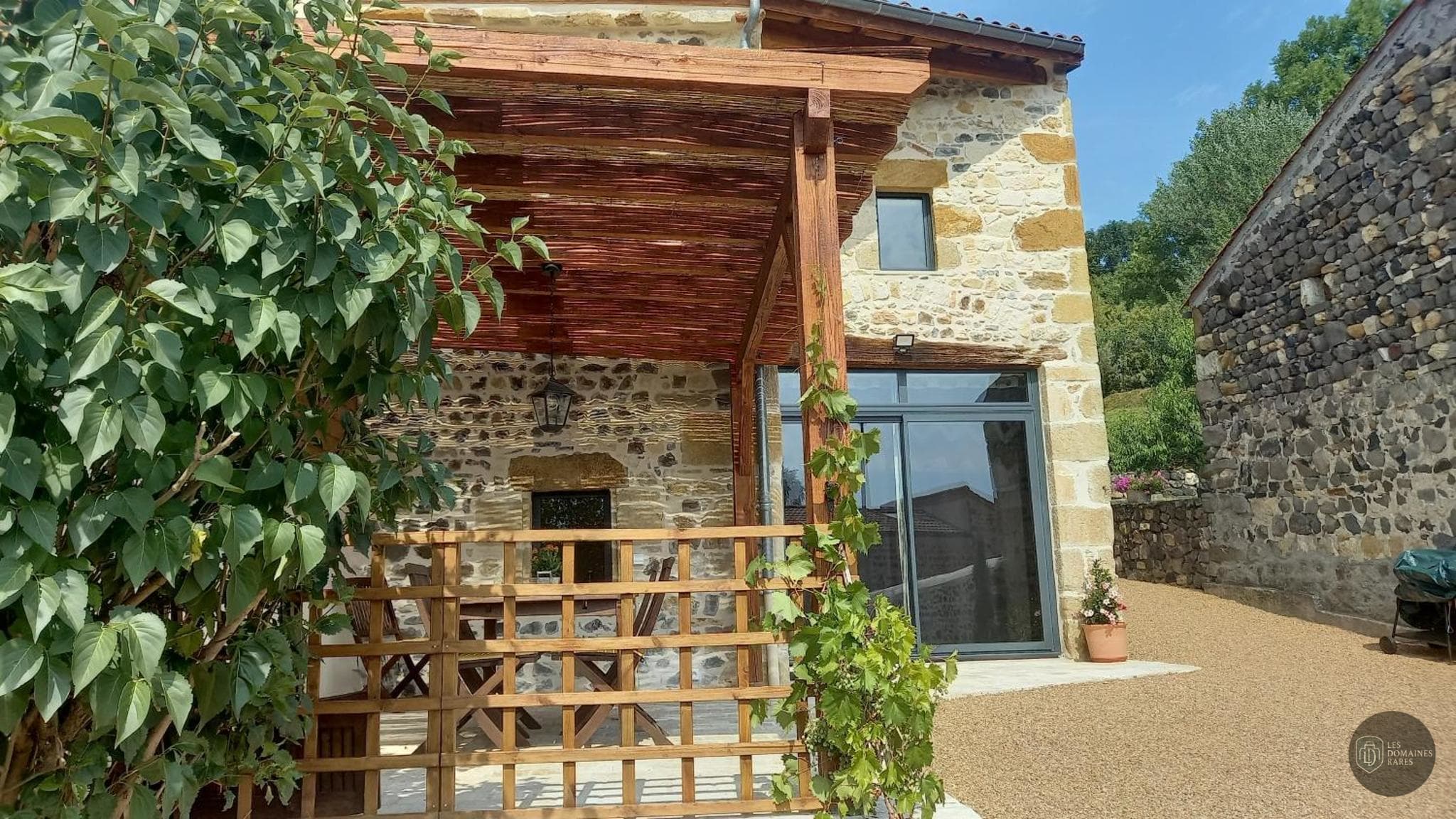 Vue extérieure du domaine Domaine du Buisson en Auvergne-Rhône-Alpes