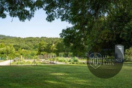 Vue extérieure du domaine Domaine du Colombier à Malataverne en Auvergne-Rhône-Alpes