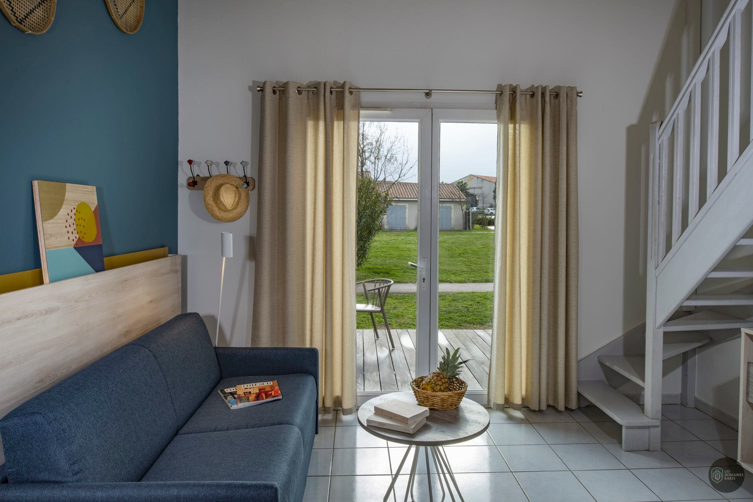 Salon avec canapé et vue sur l'extérieur