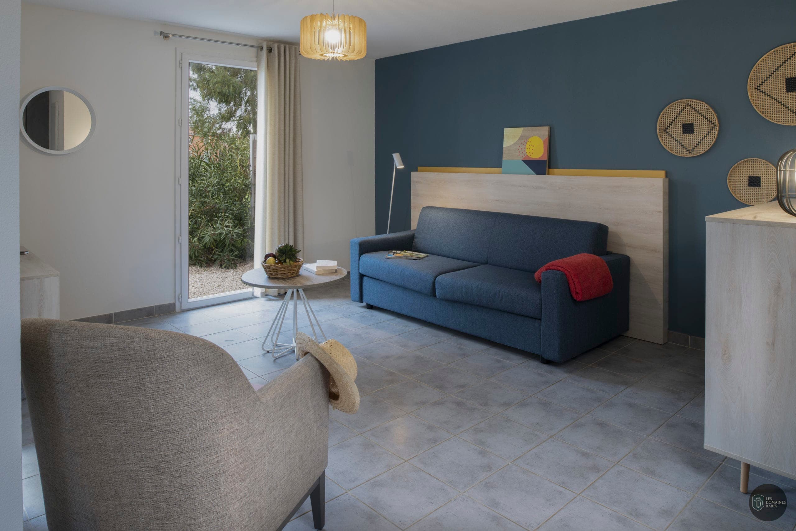 Salon confortable avec canapé bleu
