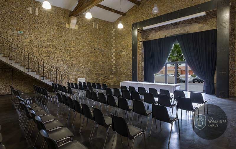 Salle de réunion avec chaises et estrade