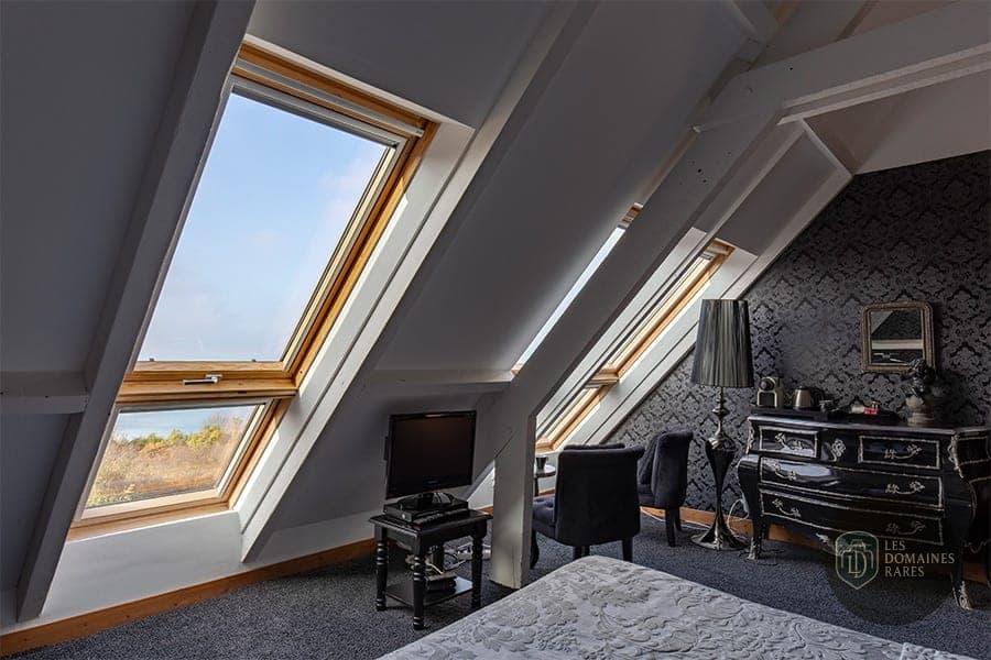 Chambre avec velux et commode noire