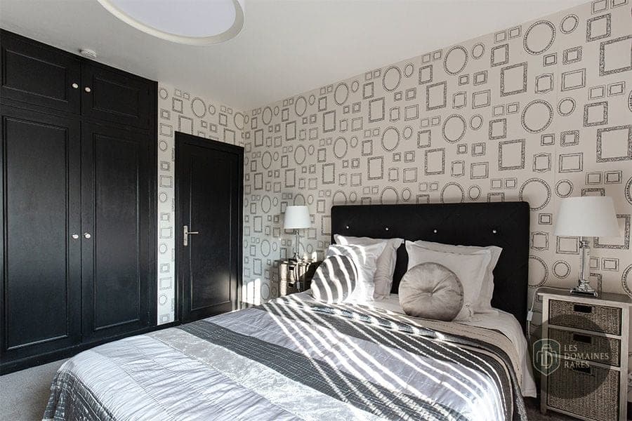 Chambre avec lit double et armoire