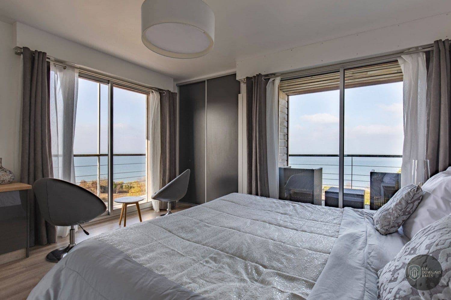 Chambre lumineuse avec vue sur mer